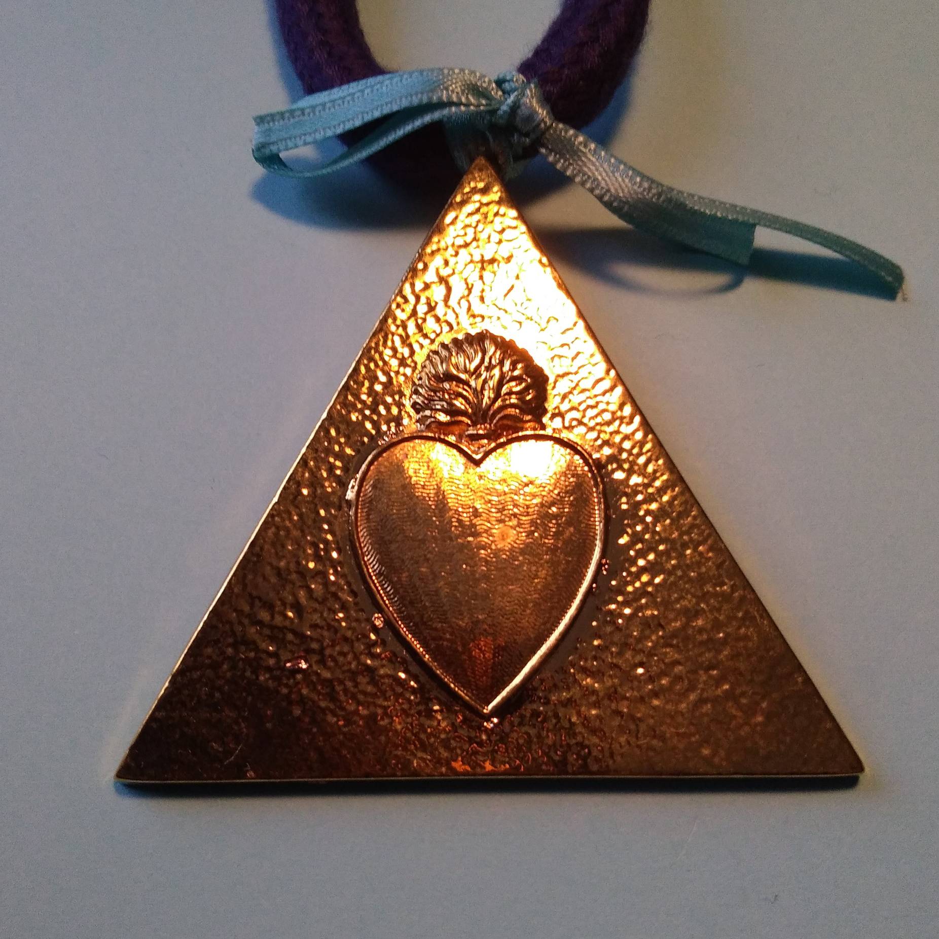 Un delta orné d'un cœur enflammé est le bijoux de l'office de l'Eléémosynaire du Rite Ecossais Rectifié