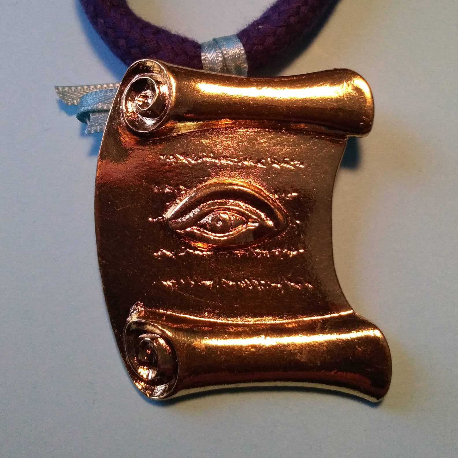 Un parchemin orné d'un œil ouvert est le bijoux de l'office de l'Econome du Rite Ecossais Rectifié