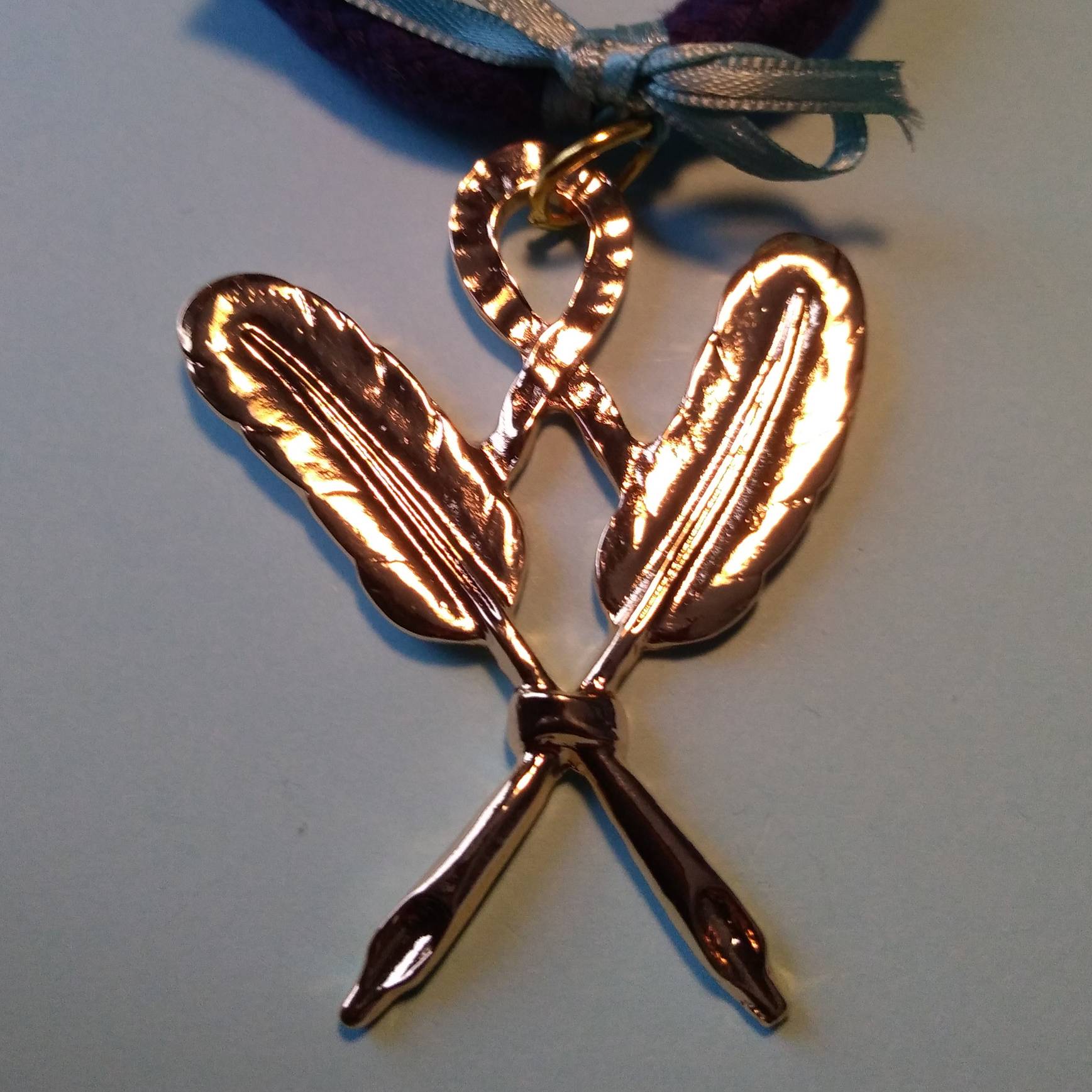 Deux plumes en sautoir est le bijoux de l'office du Secrétaire du Rite Ecossais Rectifié